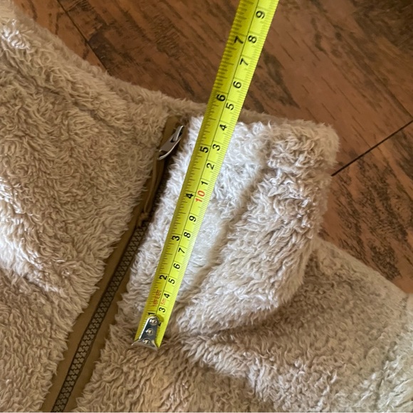 The north face Wmns tan sherpa style zip up vest high neck pockets Sz large - Picture 9 of 12